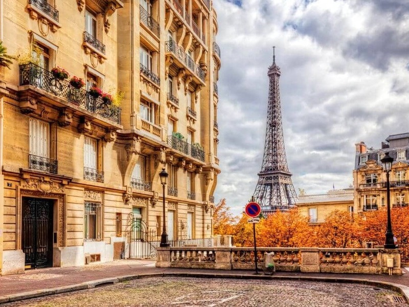 Панорама Эйфелевой башни в Париже, символ французской архитектуры.