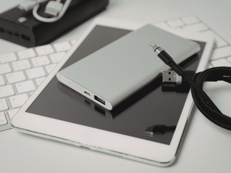 Как правильно упаковать документ и гаджеты в дорогу