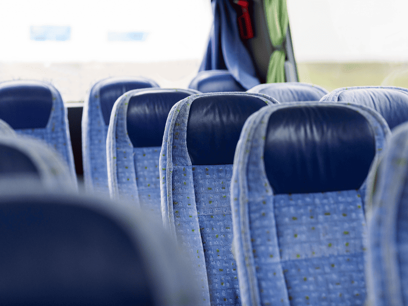 Жінкам комфортно сидіти на безпечному місці в автобусі біля вікна.