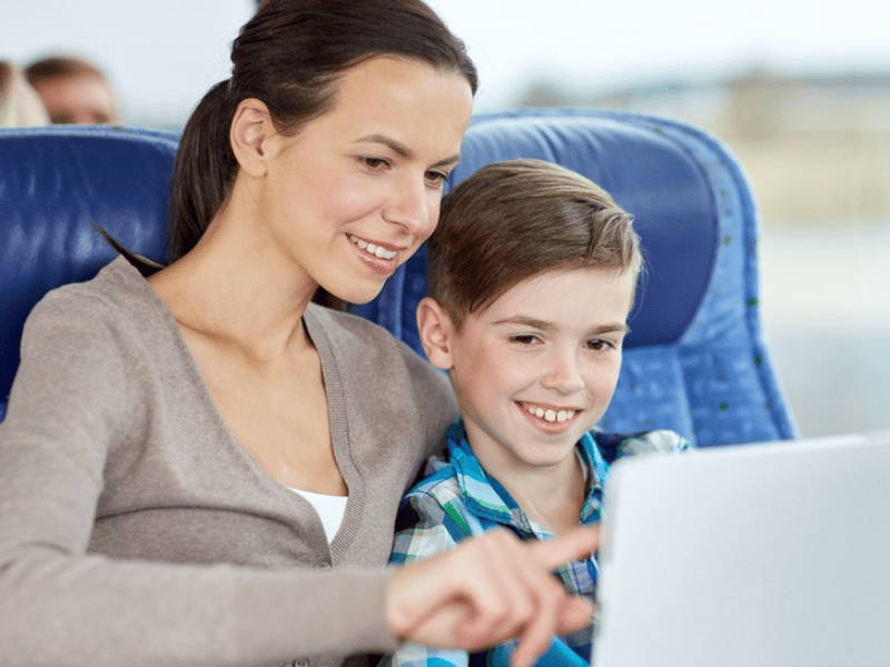 Сім'я з дитиною подорожує в автобусі, обравши безпечні місця.