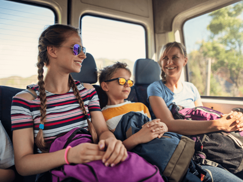 Счастливая семья совершает путешествие в Европу современным автобусом.