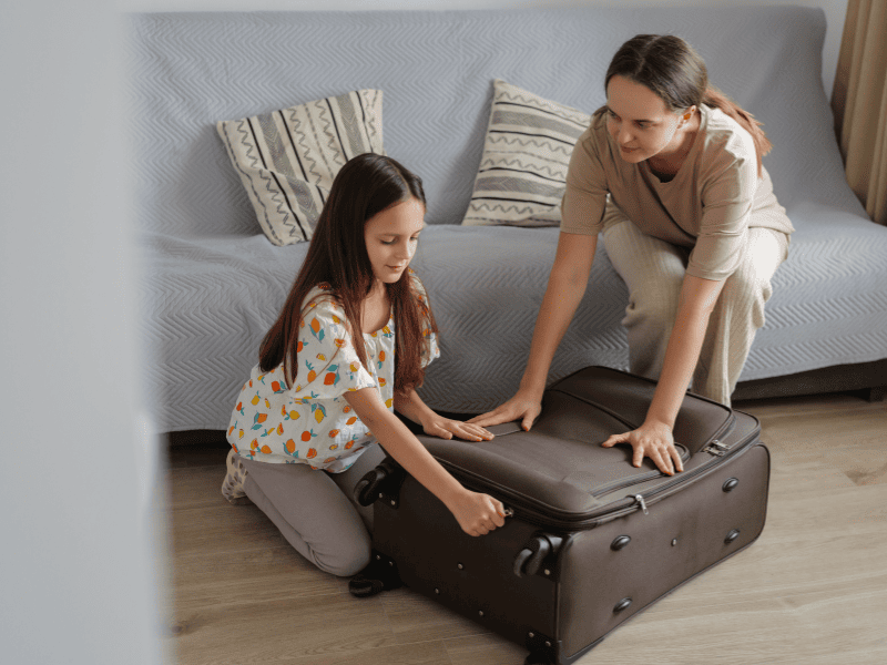 Мама с ребенком изучают правила перевозки детей в автобусе перед поездкой.