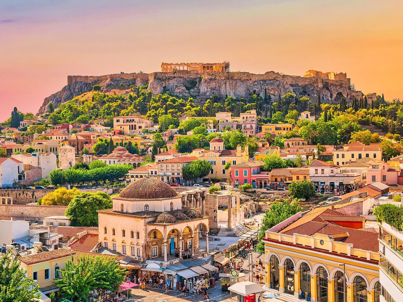 Вид на современные Афины с холма, сочетание античного наследия и ритма мегаполиса.