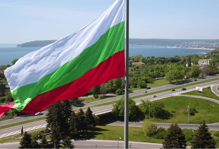 София — панорама столицы Болгарии с архитектурой и горными краєвидами